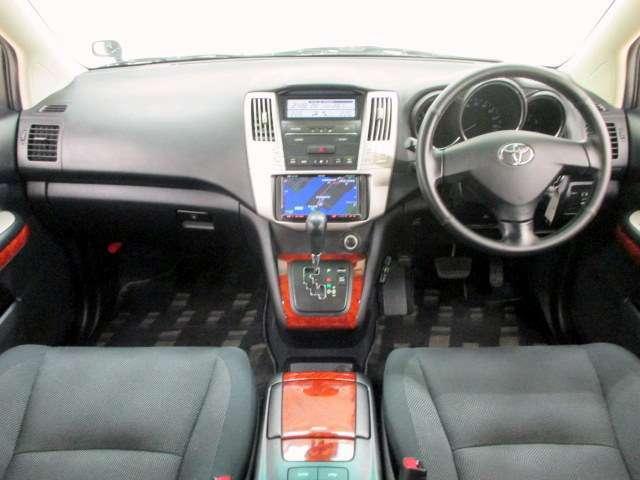 Used Toyota Harrier 2010 model Black color photo: Interior view