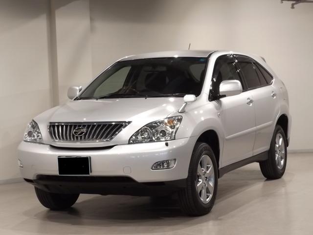 Used Toyota Harrier 2010 model Silver color photo: Front view