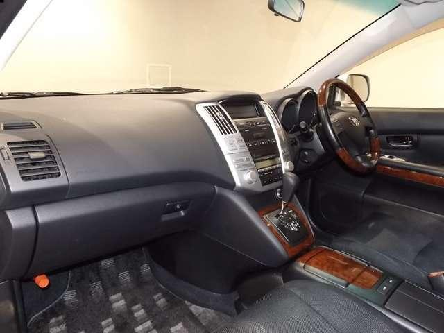Used Toyota Harrier 2010 model Silver color photo: Interior view