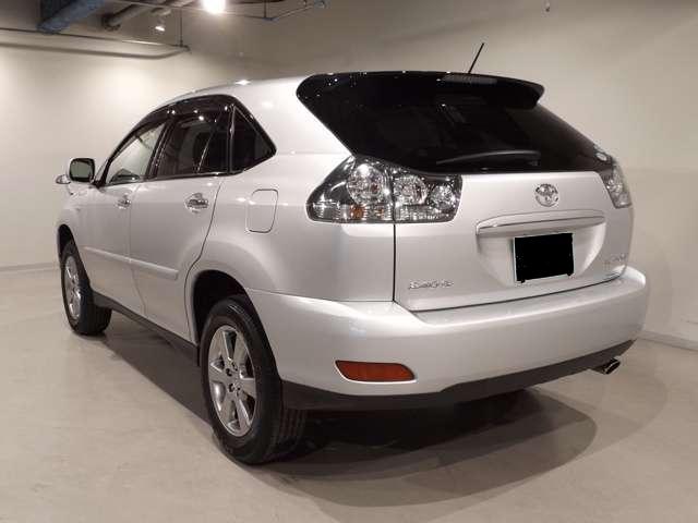 Used Toyota Harrier 2010 model Silver color photo: Back (Rear) view