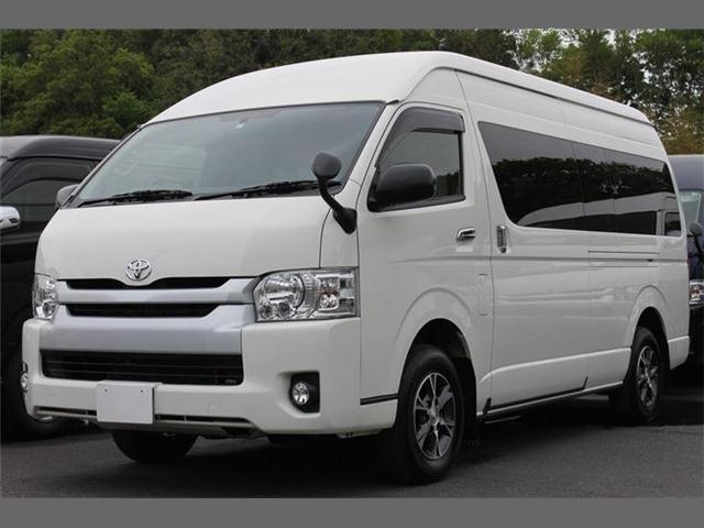 Used Toyota Hiace Commuter 2015 Model White color: Front photo