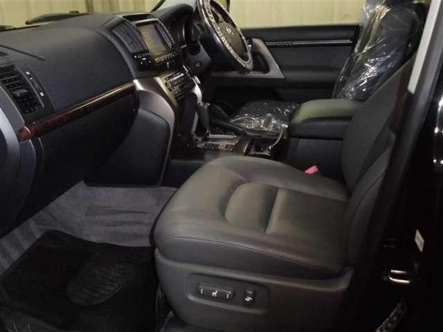 Used Toyota Land Cruiser photo: 2009 Model Interior view (Black color)