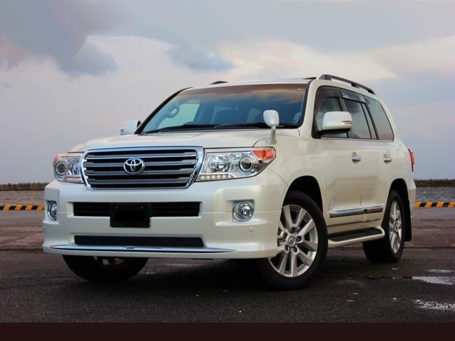 Used Toyota Land Cruiser-200 photo: 2013 Model Front view (Pearl White color)