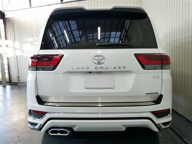Toyota Land Cruiser-300, 2022 Model, Gasoline Engine, White Pearl color picture: Back view image 2