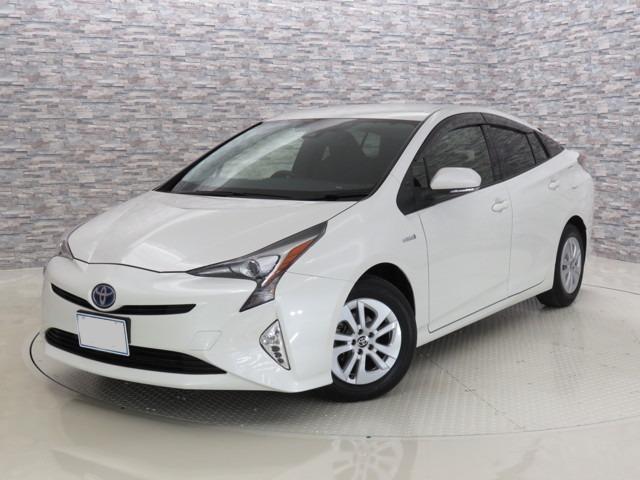 Used Toyota Prius 2016 Model White Pearl color picture: Front view