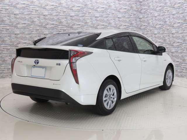 Used Toyota Prius 2016 Model White Pearl color picture: Back view
