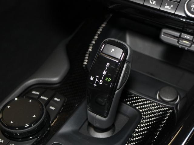 Used Toyota Supra SZR 2019 Model White Pearl color photo:  Transmission shift view image